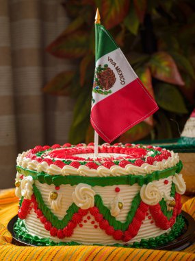 Güzel dekore edilmiş bir pasta, Meksika bayrağının renklerini sergiliyor (kırmızı, beyaz ve yeşil).