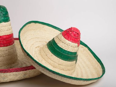 Beyaz arka planda izole Meksika şapkaları.