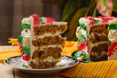 Güzel dekore edilmiş bir pastanın porsiyonu, Meksika bayrağının renkleri sergilenmektedir (kırmızı, beyaz ve yeşil).