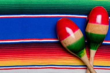 Renkli serapta marakas. Kopyalama alanı olan Cinco de mayonez arkaplanı.