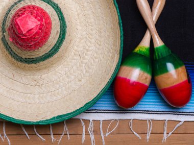 Maracas, serape ve tahta masanın üzerinde Meksika şapkası. Cinco de mayonez, boşluğu kopyala.