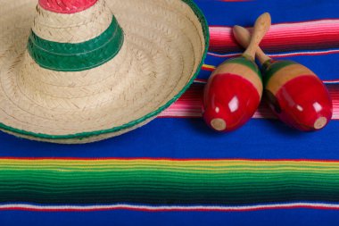 Maracas ve Meksika şapkası. Cinco de mayonez, boşluğu kopyala.