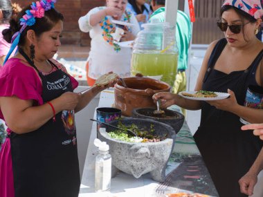 Colima, Meksika, 30 Mart 2025. Comala 'daki Comal de Fuego Ulusal Gastronomik Festivali' nde yemek standı..