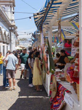 Colima, Meksika, 30 Mart 2025. Comala 'daki Comal de Fuego Ulusal Gastronomik Festivali sırasında sokaktaki insanlar.