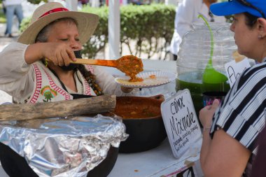 Colima, Meksika, 30 Mart 2025. Comala 'daki Comal de Fuego Ulusal Gastronomik Festivali' nde yemek standı..