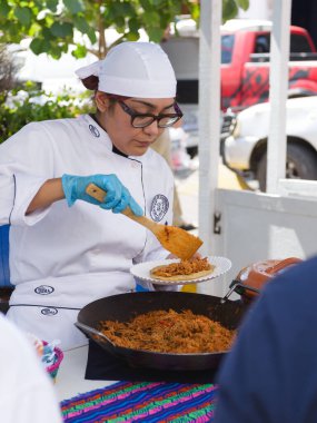 Colima, Meksika, 30 Mart 2025. Comala 'daki Comal de Fuego Ulusal Gastronomik Festivali' nde yemek standı..