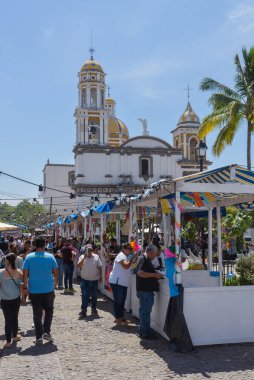 Colima, Meksika, 30 Mart 2025. Comala 'daki Comal de Fuego Ulusal Gastronomik Festivali sırasında sokaktaki insanlar.