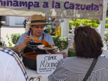 Colima, Meksika, 30 Mart 2025. Comala 'daki Comal de Fuego Ulusal Gastronomik Festivali' nde yemek standı..