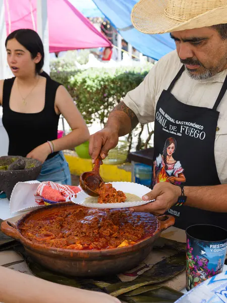 Colima, Meksika, 30 Mart 2025. Comala 'daki Comal de Fuego Ulusal Gastronomik Festivali' nde yemek standı..