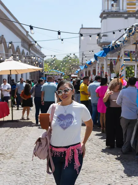 Colima, Meksika, 30 Mart 2025. Comala 'da Ulusal Gastronomi Festivali' nin tadını çıkaran Kadın.