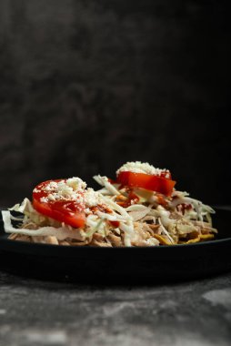 Lahana, domates ve peynirli lezzetli Pork Tostadas..