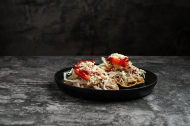 Lahana, domates ve peynirli lezzetli Pork Tostadas..
