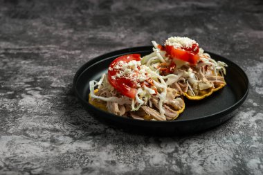 Lahana, domates ve peynirli lezzetli Pork Tostadas..