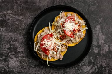 Lahana, domates ve peynirli lezzetli Pork Tostadas..