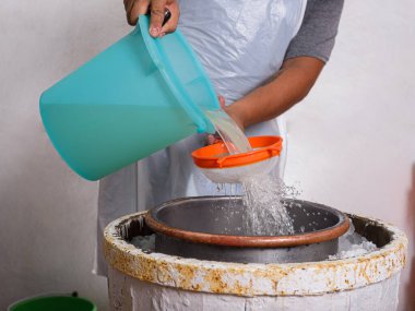 Sıvıyı Buz Tuzu Banyosuna Filtreleme: Sanatsal Dondurma Üretimi.