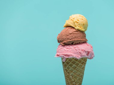 Mavi arka planda Üçlü Kepçe Dondurma Külahı.