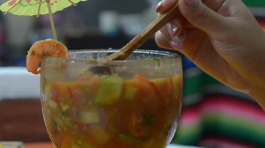 Meksikalı kadın evde tek başına karides kokteyli yiyor. Ellerine yaklaş..
