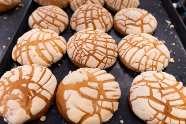 Fırın rafında yeni pişmiş bir tepsi..