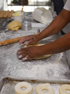 Erkek fırıncı elleri ustalıkla hamur yoğurur ve şekillendirir..