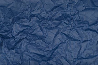 Buruşmuş koyu mavi kağıdın dokusu. Arkaplan.