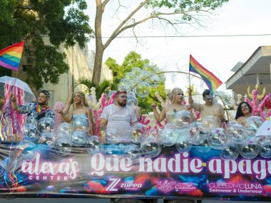 Colima, Colima. Meksika; 21 Haziran 2025: Gökkuşağı bayrakları, şeffaf balonlar ve canlı kostümlerle süslenmiş canlı bir LGBTQ + gurur geçit töreni.