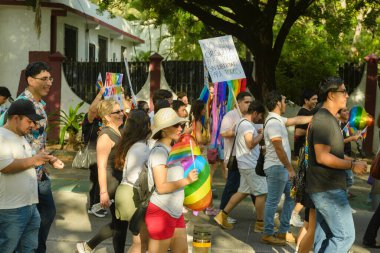 Colima, Colima. Meksika; 21 Haziran 2025: LGBTQ + Pride geçit törenine katılanlar eşitlik ve özgürlüğü savunmak için gökkuşağı bayrakları ve işaretler sallıyorlar.