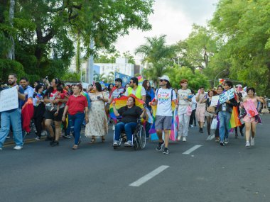 Colima, Colima. Meksika; 21 Haziran 2025: Onur yürüyüşü katılımcıları LGBTQ + hakları ve kabulü savunmak için gökkuşağı bayrakları ve pankartlar taşıyorlar.