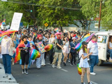 Colima, Colima. Meksika; 21 Haziran 2025: Canlı bir LGBTQ + gurur geçidi bir şehir caddesini doldurdu.