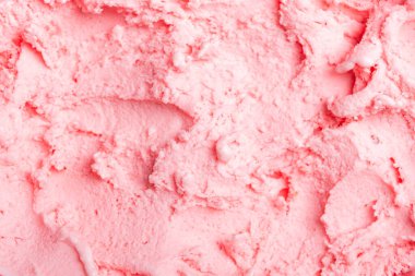 Yumuşak, pembe dondurmanın yakın çekimi, kremsi dokusunu ve kıvrımlarını sergiliyor..