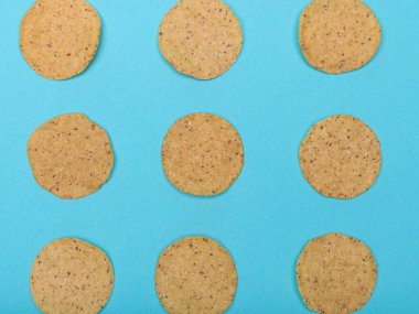 Yuvarlak nacho 'lar açık mavi-yeşil arka planda dikkatlice düzenlenir..