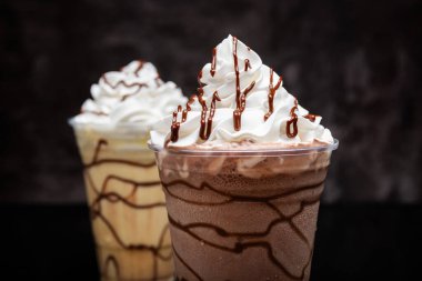 Koyu arkaplanda farklı aromalı milkshake.