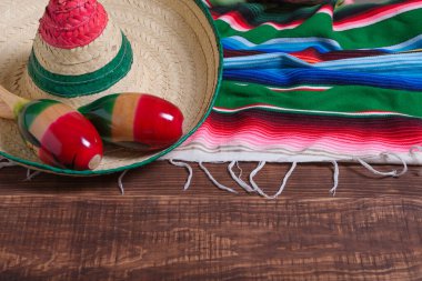 Maracas, serape ve tahta masanın üzerinde Meksika şapkası. Meksika arkaplanı.