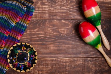 Maracas, serape ve tahta masanın üzerinde Meksika şapkası. Meksika arkaplanı.
