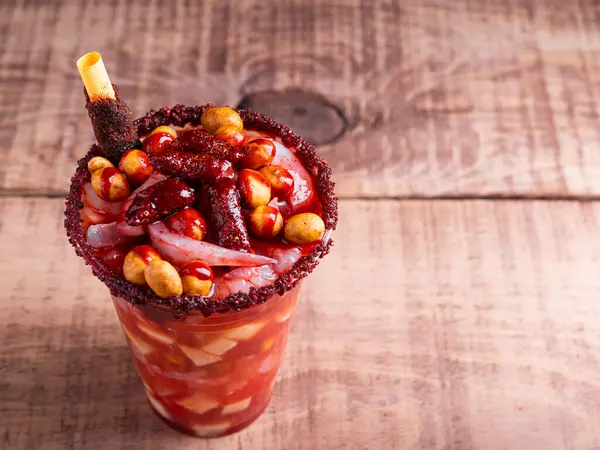 Çılgın küçük bardak, tatlı, tuzlu ve baharatlı malzemelerin karışımı. Tipik Meksika yemeği..