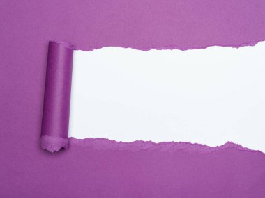 Canlı mor bir kağıt beyaz bir arkaplanı ortaya çıkarmak için yırtılır..