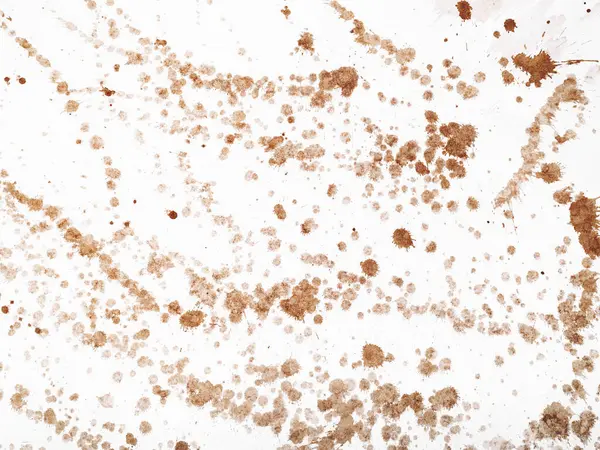 El değmemiş beyaz bir fonda etrafa kahve saçılıyor..