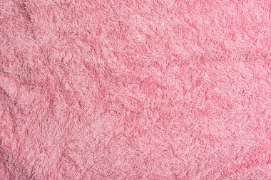 Yumuşak, pembe bir kumaşın yakın çekim görüntüsü.