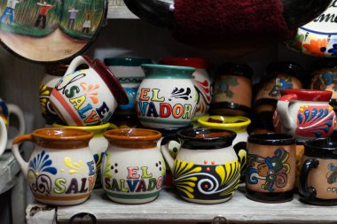 El boyaması seramik bardaklarda El Salvador kültürü sergileniyor.