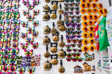 Duvarda asılı duran el yapımı hatıralar.