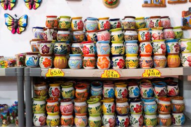 El Salvador 'un renkli, elle boyanmış kupaları raflarda sergileniyor..