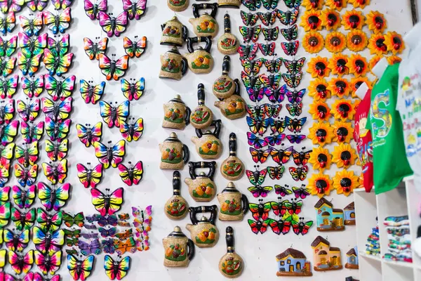 Duvarda asılı duran el yapımı hatıralar.