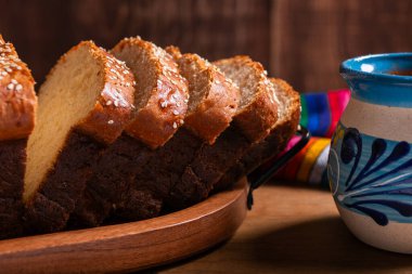 Salvador sarısı ekmeğine bir fincan sıcak çikolata eşlik eder..