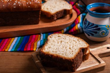 Salvador sarısı ekmeğine bir fincan sıcak çikolata eşlik eder..