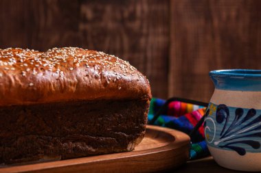 Salvador sarısı ekmeğine bir fincan sıcak çikolata eşlik eder..