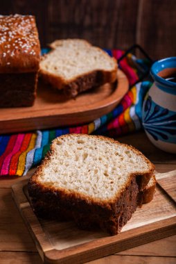 Salvador sarısı ekmeğine bir fincan sıcak çikolata eşlik eder..