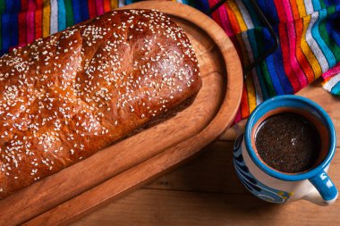 Salvador sarısı ekmeğine bir fincan sıcak çikolata eşlik eder..