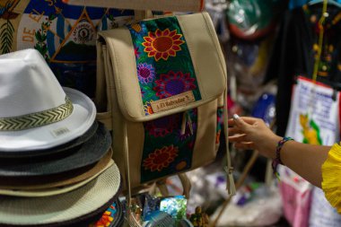 El Salvador El Salvador Esnaf Marketi 'nden Çiçekli Sırt Çantası