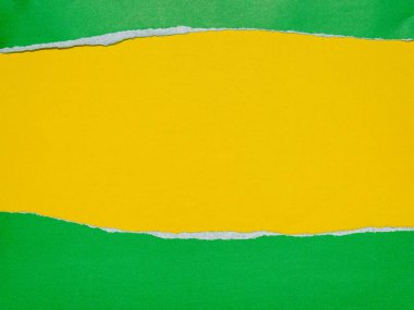 Sarı arkaplan üzerinde yırtık yeşil kağıt şeritleri metin için boşluk oluşturur.