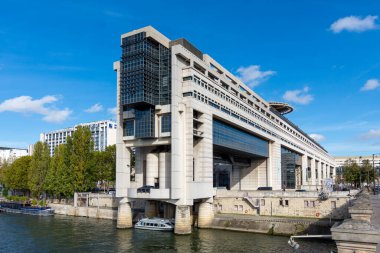 Paris, Fransa - 25 Ekim 2022: Bercy 'nin Paris ilçesindeki Seine nehrinin kıyısındaki Fransız Ekonomi ve Maliye Bakanlığı binasının dış görünümü