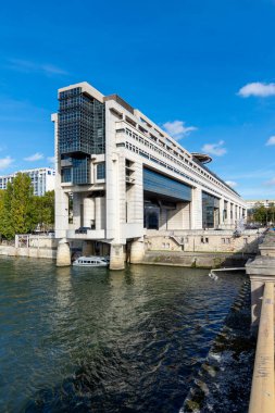 Paris, Fransa - 25 Ekim 2022: Bercy 'nin Paris ilçesindeki Seine nehrinin kıyısındaki Fransız Ekonomi ve Maliye Bakanlığı binasının dış görünümü